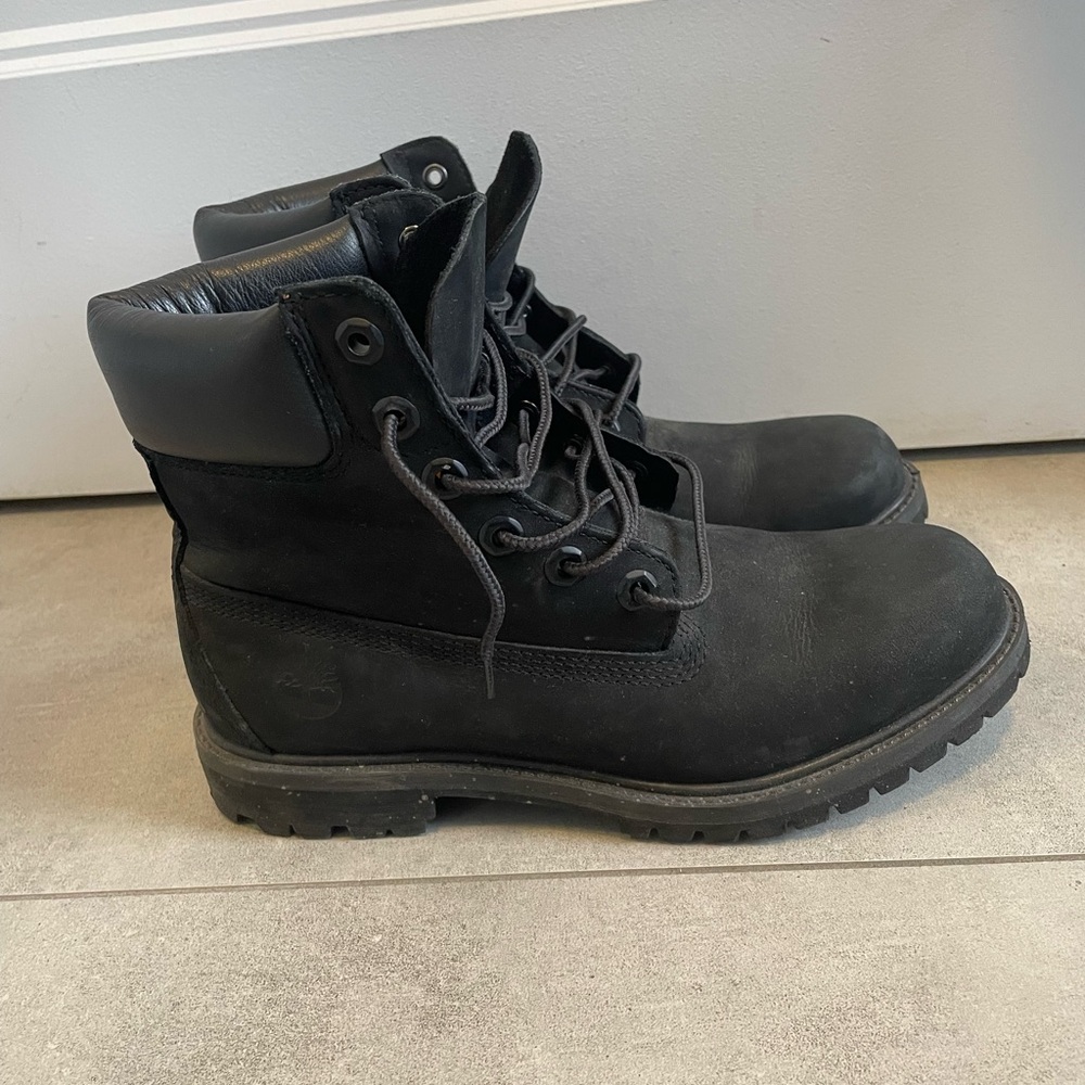 Timberland Black High-Top Boots with Rugged Sole